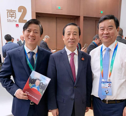 湖南省委副書記、省長(zhǎng)許達(dá)哲（中）、湖南省副省長(zhǎng)何報(bào)翔（右一）、澳優(yōu)董事長(zhǎng)顏衛(wèi)彬（左一）在進(jìn)博會(huì)現(xiàn)場(chǎng)合影