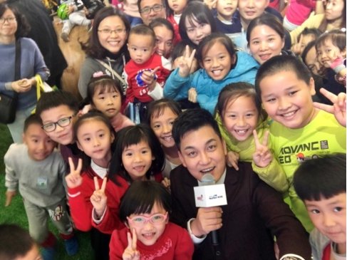 幽默有趣的村長(zhǎng)李銳和孩子們親切合影