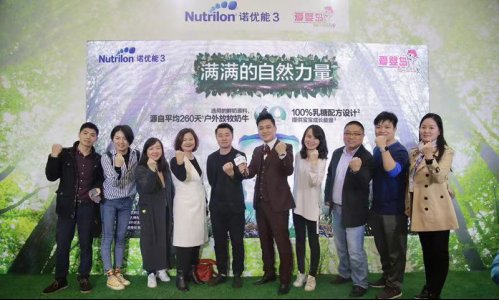 村長(zhǎng)李銳在愛(ài)嬰島中山利和廣場(chǎng)店打卡“自然力體驗(yàn)營(yíng)”