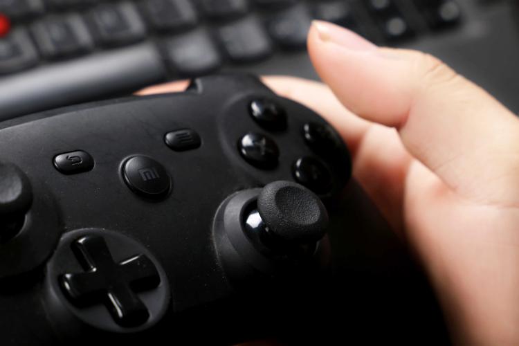 Kimi沉迷玩魔方 陳若儀嚴(yán)格控制使用平板時間獲贊