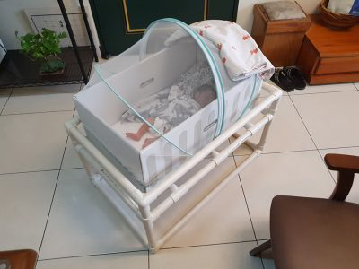 和以往嬰兒床說再見，有媽媽喂芬蘭床就夠了