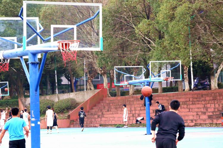 從“散散步逛逛小賣部”到“踢球舞拳玩競技”——體育課之變折射社會變遷