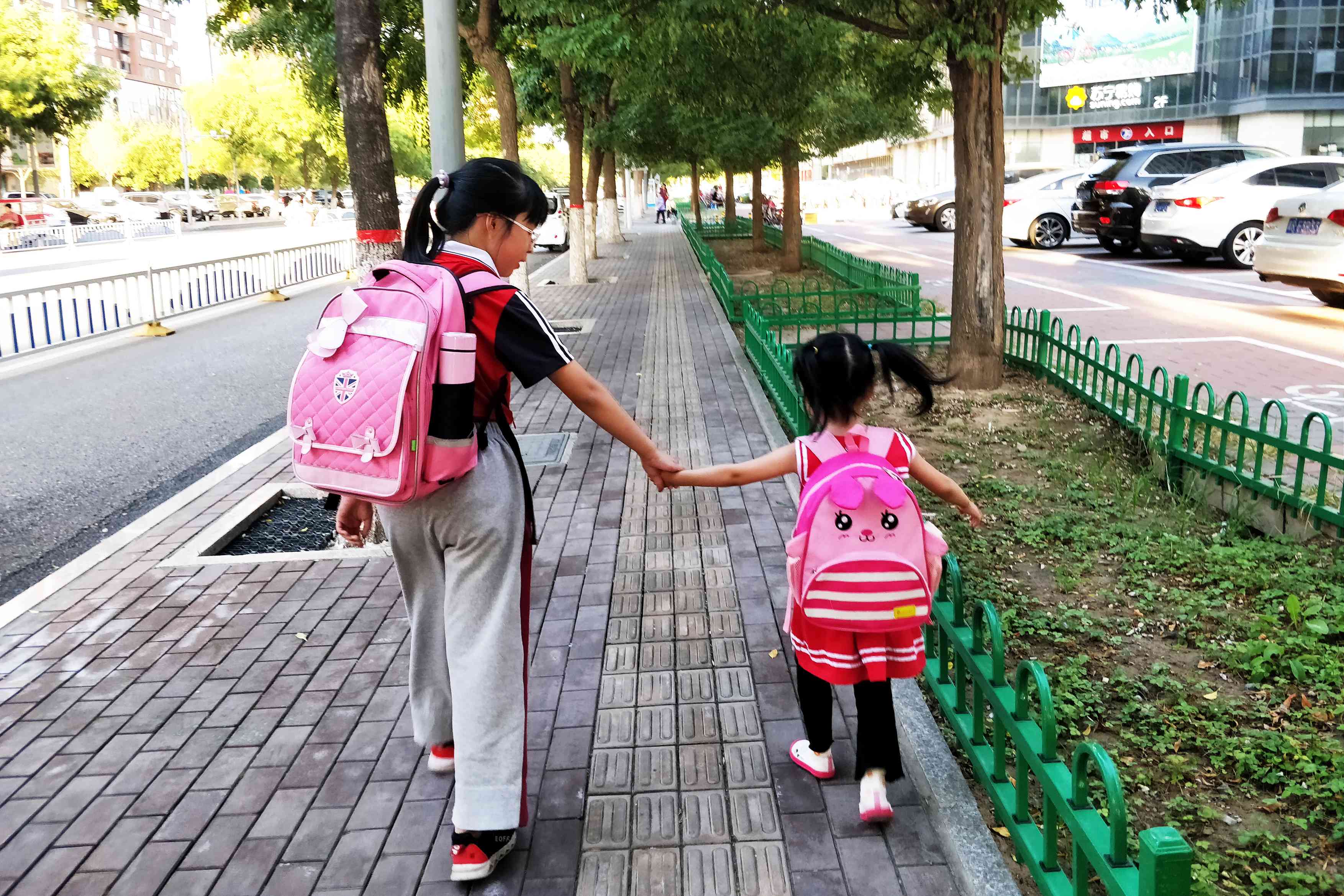 別讓書包壓垮孩的小身板兒