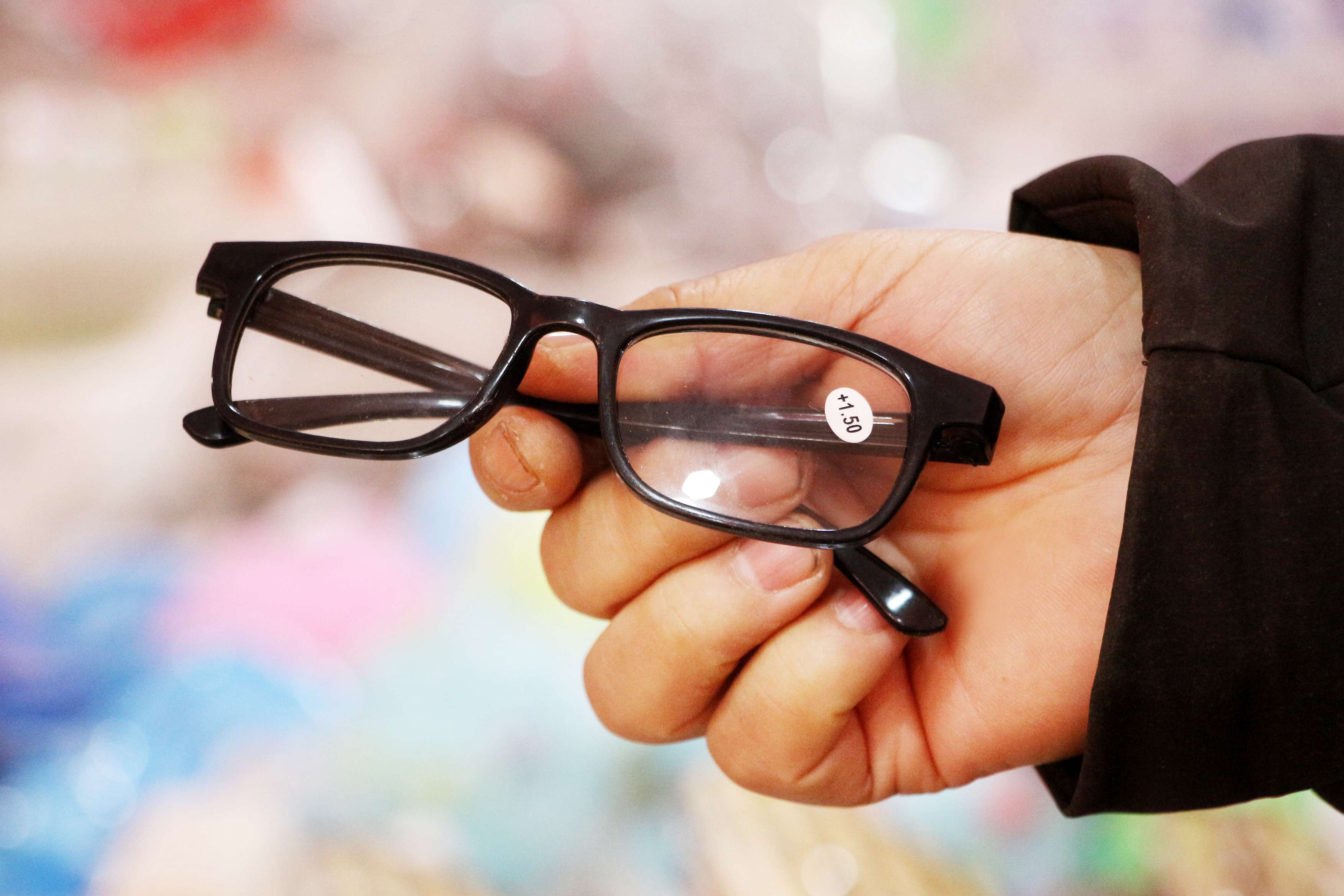 防藍光眼鏡真能預防兒童近視？專家：無科學依據(jù)