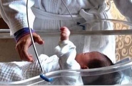 爸媽別慌！醫(yī)生：新生兒睡覺時突然抖一下是正常現(xiàn)象