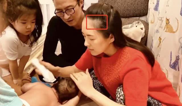 章子怡產(chǎn)后出鏡給兒子剃頭，發(fā)際線引網(wǎng)友熱議