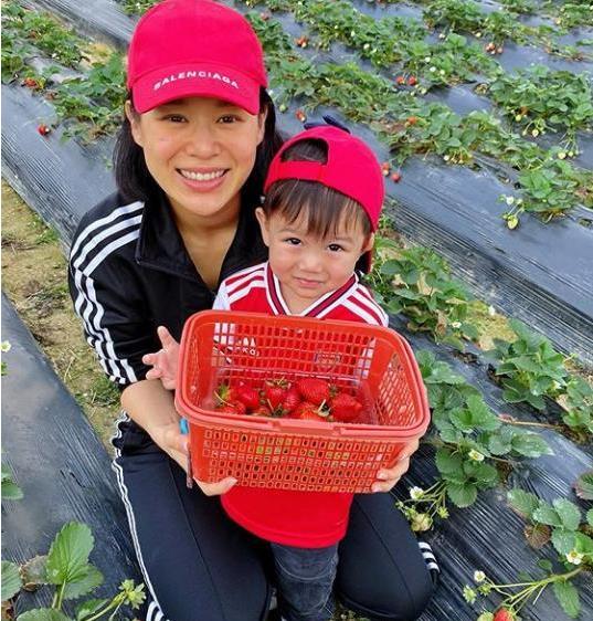 胡杏兒夫婦帶大兒子體驗(yàn)農(nóng)家生活，春季開始踏青