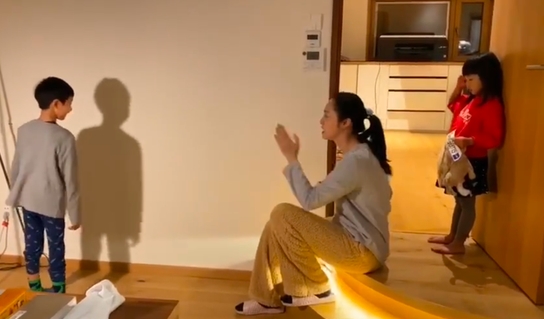 姚晨輔導兒子土豆讀寫作業(yè) 自侃拿出九成臺詞功力