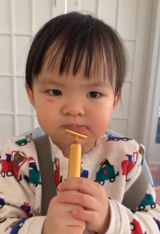 熊黛林2歲女兒拿瘦臉儀美容 有模有樣超臭美