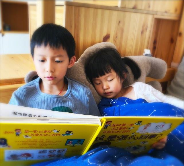 姚晨兒子給妹妹講故事，小茉莉聽著一會就睡著了