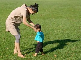 家有“懶寶寶”不愿走路，父母該怎么辦