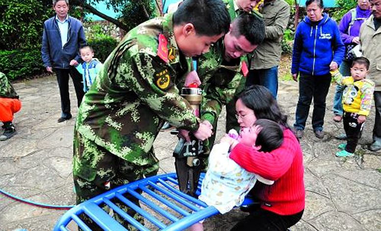 親貝網(wǎng)提醒：小區(qū)健身器材，不是孩子的玩具！