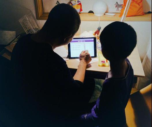 姚晨曬老公陪兒子學習 調侃：曹老也能再高考了