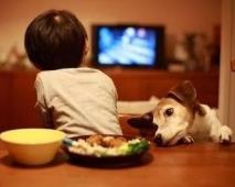 假期長時間看電視危害大 父母要幫寶寶戒掉電視癮