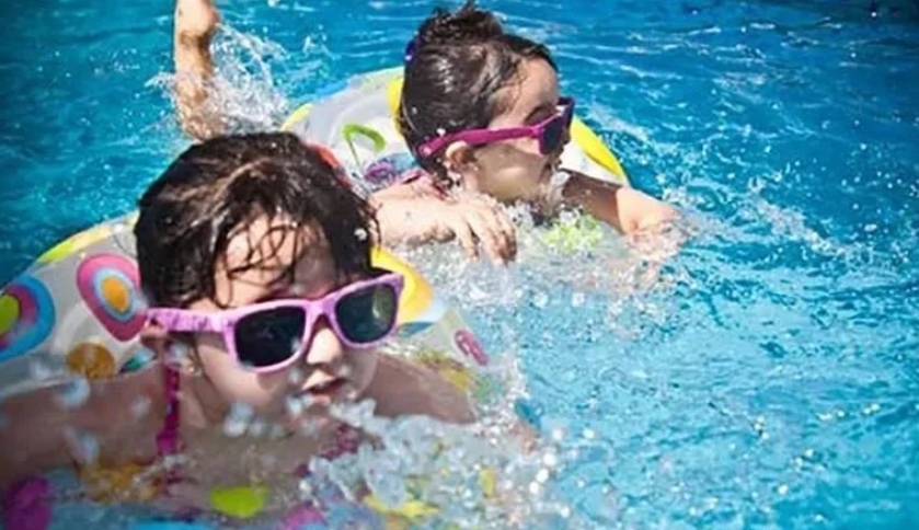 兒童游泳最佳年齡，過早害處多