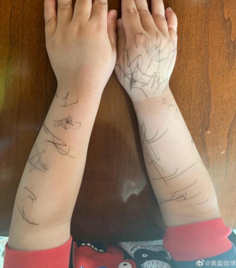 黃磊罕見分享3歲兒子近況 誰家還沒有一個(gè)熊孩子？