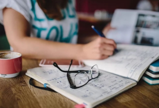 孩子自制力不足是學(xué)習(xí)差的重要原因，培養(yǎng)自制力有四個(gè)做法