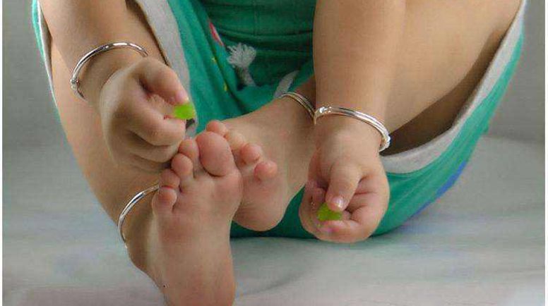 還再給寶寶戴手鐲？這些危害能讓你腸子都悔青
