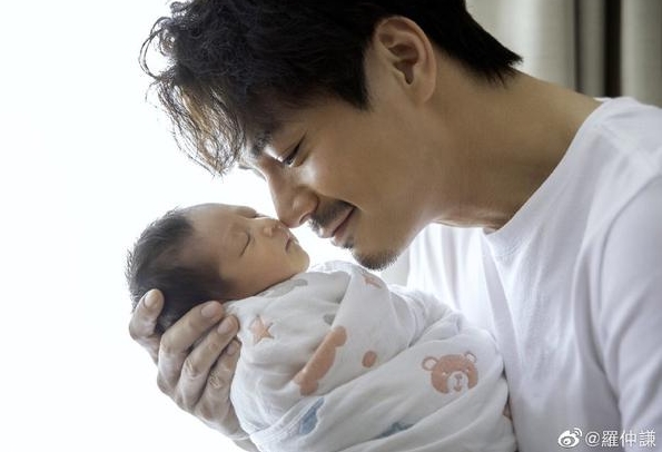 楊怡產(chǎn)女羅仲謙曬三口合照 透露寶寶小名叫小珍珠