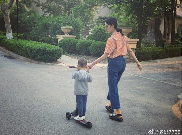 孫莉帶兒子遛彎手把手教滑板 背影纖細仍似少女