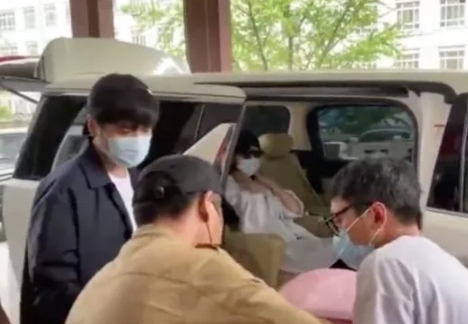 唐藝昕產(chǎn)女出院 張若昀醫(yī)院門口派發(fā)紅包