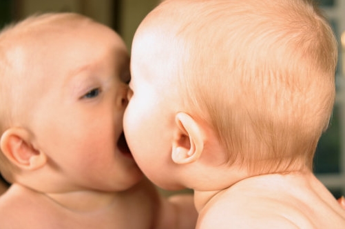 培養(yǎng)注意力 讓寶寶從鏡子中來進(jìn)行