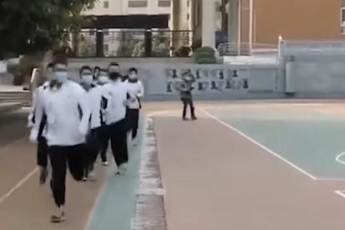 個(gè)別學(xué)校發(fā)生運(yùn)動(dòng)猝死 海南要求體育課保持間距不戴口罩