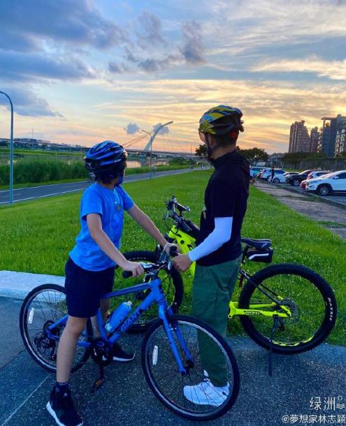 林志穎綠洲曬與Kimi騎車照 父子倆在夕陽下超溫馨