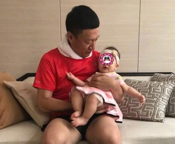 孫紅雷被兩歲半女兒“折磨” 在線提問網(wǎng)友求支招