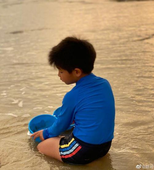 胡可曬小魚兒海邊玩沙照 吐槽兒子曬黑語氣超無奈