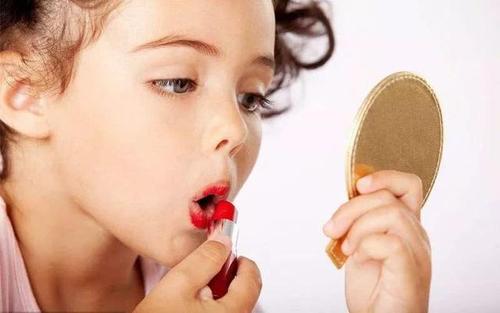 孩子開(kāi)始有自我意識(shí)了 女兒太臭美我要怎么辦？