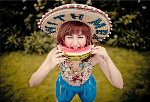 三歲女萌娃愛玩塑料蛇 根據(jù)寶寶喜歡的玩具看寶寶性格