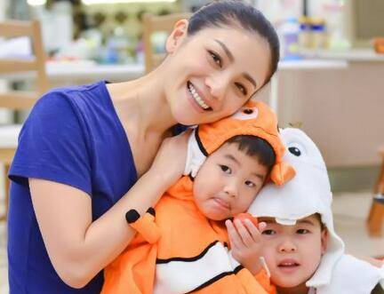 如何安撫接納孩子的壞情緒？看辣媽胡可是這樣做的