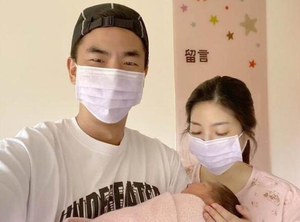 歌手柯有倫得女曬一家三口照片 Mali提前降生母女平安