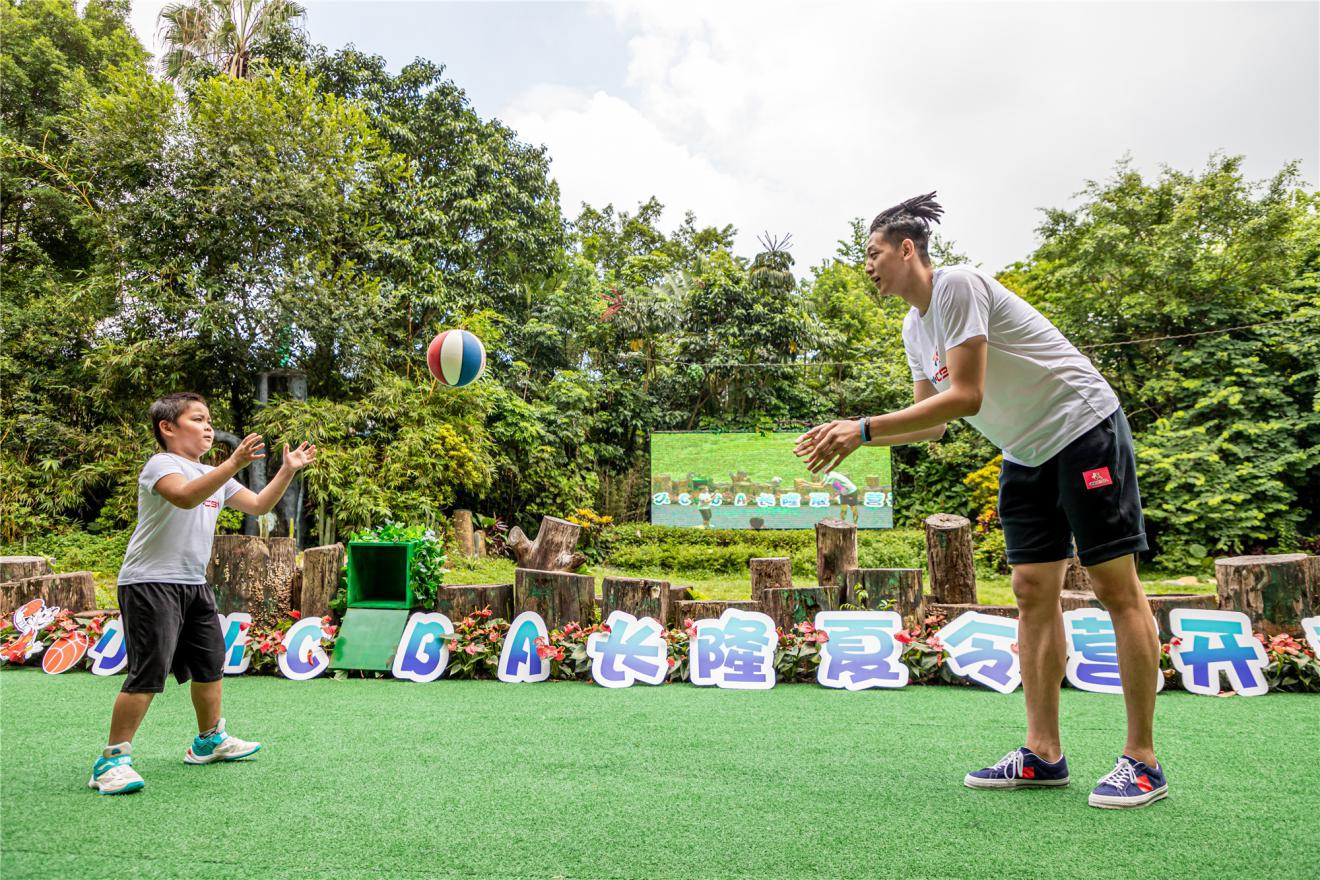 CBA新星與小球員玩轉(zhuǎn)動物園 小小CBA長隆夏令營妙趣橫生