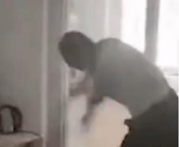 父親抱摔幼童致死母親在旁拍攝 網(wǎng)友：不愛(ài)請(qǐng)別傷害