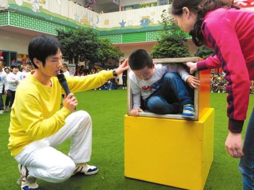 鹽城一名“猛男幼師”在網(wǎng)上走紅 現(xiàn)實卻不那么“美好”