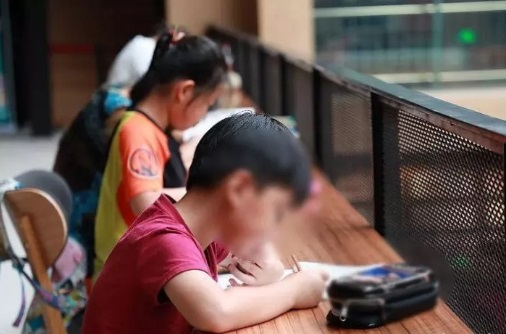 用金錢激勵孩子學(xué)習(xí)，有哪些“副作用”家長要知道