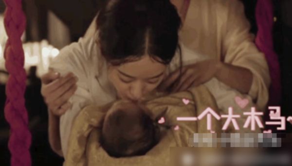 圍觀女星抱娃，趙麗穎母愛爆棚