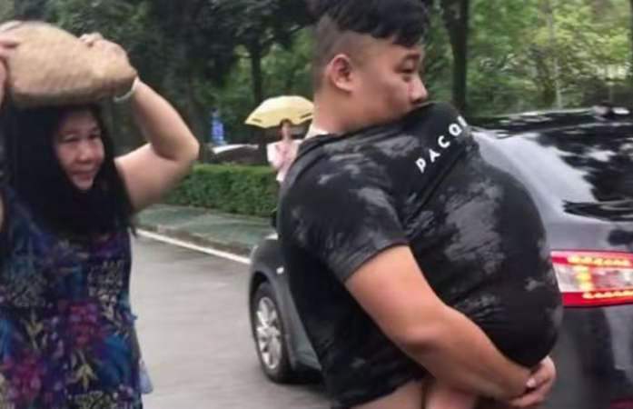 “袋鼠奶爸”巧妙為娃遮風擋雨，網友調侃：這肚子像極了愛情