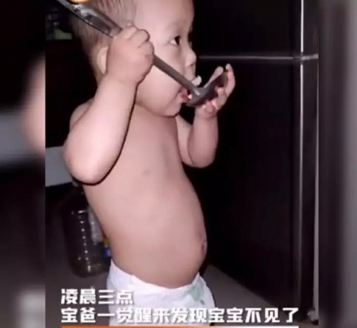 寶寶半夜餓醒獨(dú)立尋食，網(wǎng)友看后紛紛點(diǎn)贊