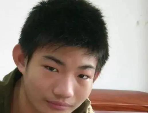 正常人楊鎖“懶死”家中，父母的溺愛害死了孩子