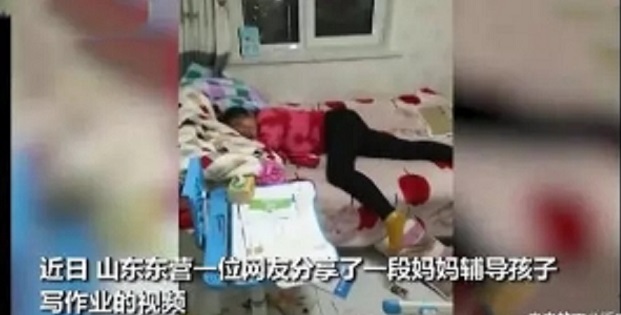 因輔導(dǎo)作業(yè)寶媽崩潰，兒子跪地抹淚，網(wǎng)友唏噓表示理解