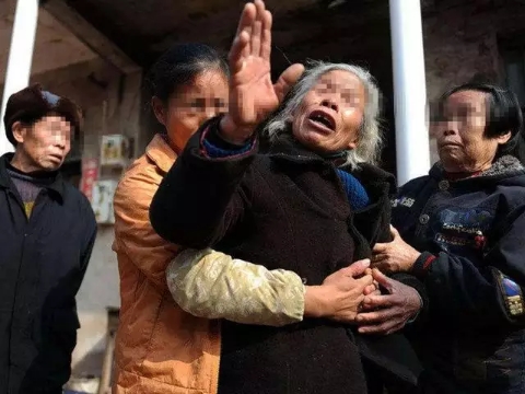 湖北街頭孫子和奶奶激烈對打，背后影射的是家庭教育的缺失