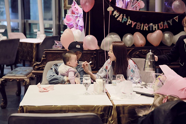 伊能靜兒子公開家庭照，昔日照片引發(fā)議論