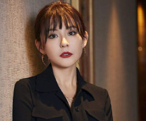 熱扎依深夜宣布升級做了媽媽，娛樂圈奇女子又回來了