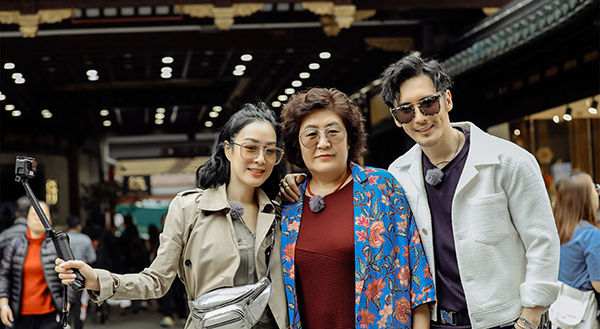 高齡生娃很easy？看看鐘麗緹再說