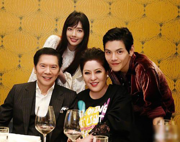 向家豪宅內景曝光，全家合照卻不見兒媳和孫女