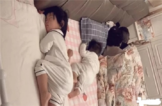 一家四口睡姿照火了，網(wǎng)友：父母是真愛，孩子是意外