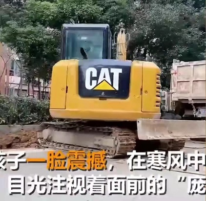 一歲半的萌娃首次看見“挖掘機(jī)”，震撼如同發(fā)現(xiàn)新世界